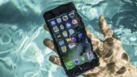 В iPhone обнаружена скрытая возможность слива воды из корпуса